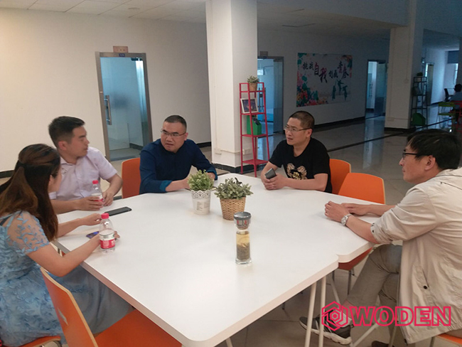 沃頓創始人何總與參會人員互動交流 沃頓創始人何總與參會人員互動交流