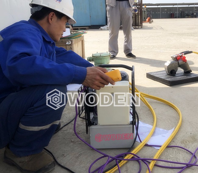 沃頓技術員現場調試液壓扳手泵 沃頓技術員現場調試液壓扳手泵