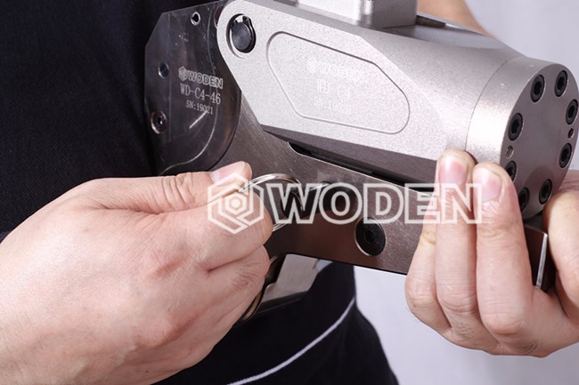 沃頓技術員正在檢查液壓扳手結構件 沃頓技術員正在檢查液壓扳手結構件