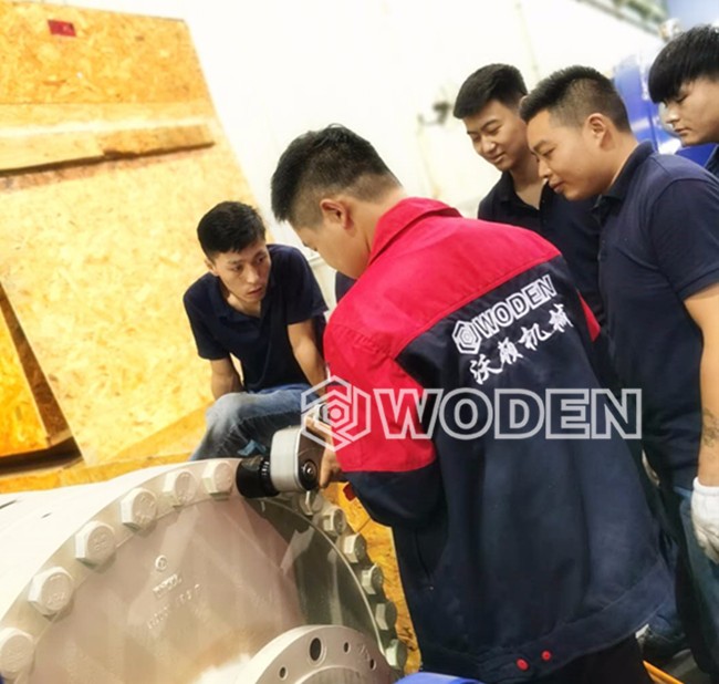 沃頓技術(shù)員現(xiàn)場指導(dǎo)客戶計(jì)算液壓扳手輸出扭矩 沃頓技術(shù)員現(xiàn)場指導(dǎo)客戶計(jì)算液壓扳手輸出扭矩