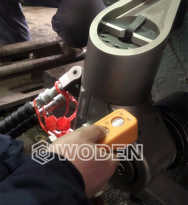 沃頓技術員在用戶現場操作液壓扳手調壓 沃頓技術員在用戶現場操作液壓扳手調壓