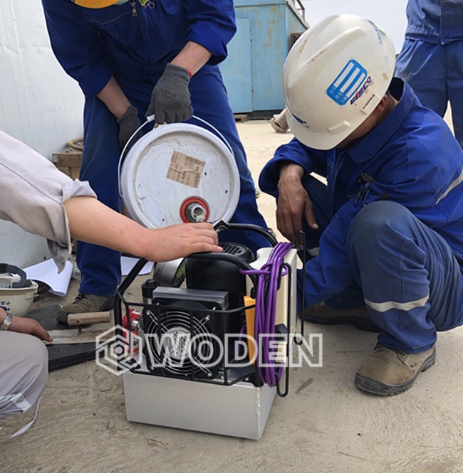 用戶(hù)正在往液壓扳手泵中加液壓油 用戶(hù)正在往液壓扳手泵中加液壓油