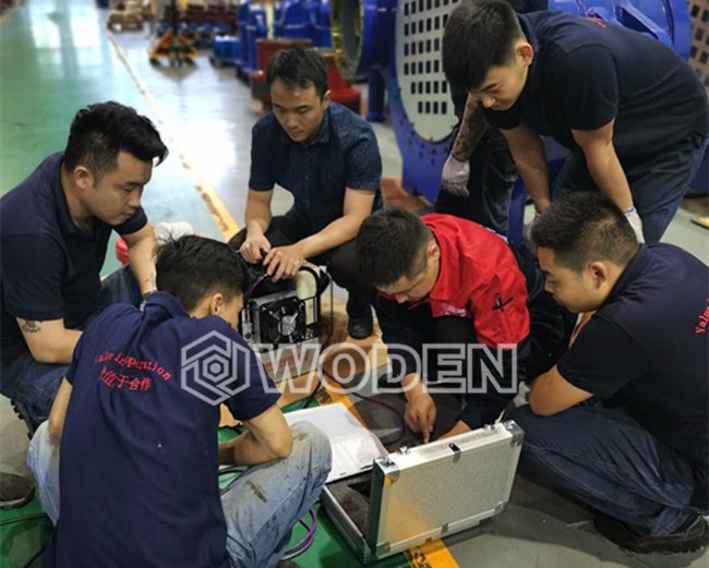 沃頓技術員指導用戶使用電動液壓扳手現場 沃頓技術員指導用戶使用電動液壓扳手現場