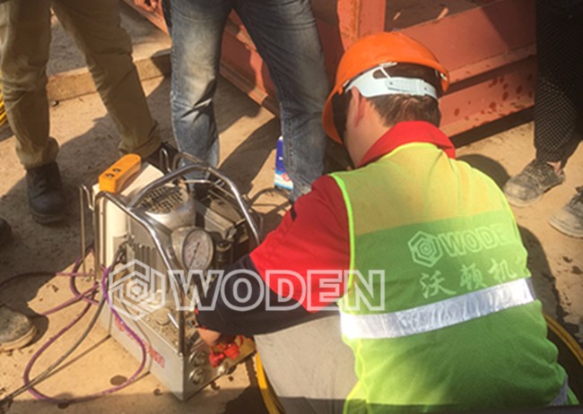 沃頓技術員正在檢查液壓扳手泵站 沃頓技術員正在檢查液壓扳手泵站