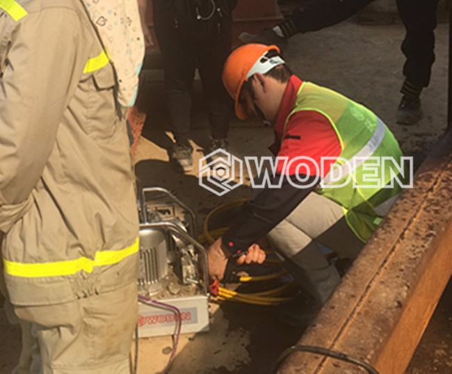 沃頓技術員現場檢查高壓軟管 沃頓技術員現場檢查高壓軟管