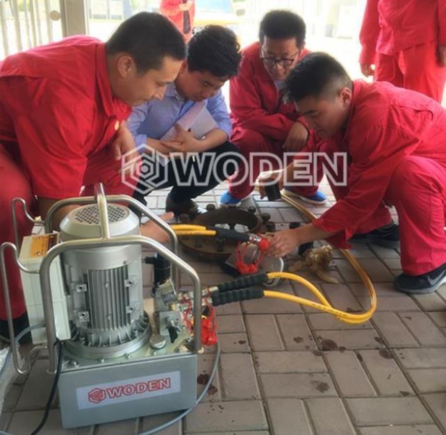 沃頓技術員使用液壓扳手進行同步預緊