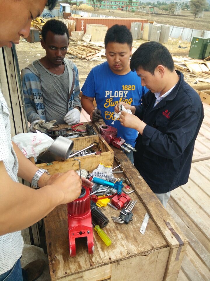 沃頓機械技術人員在非洲現場售后情景 沃頓機械技術人員在非洲現場售后情景